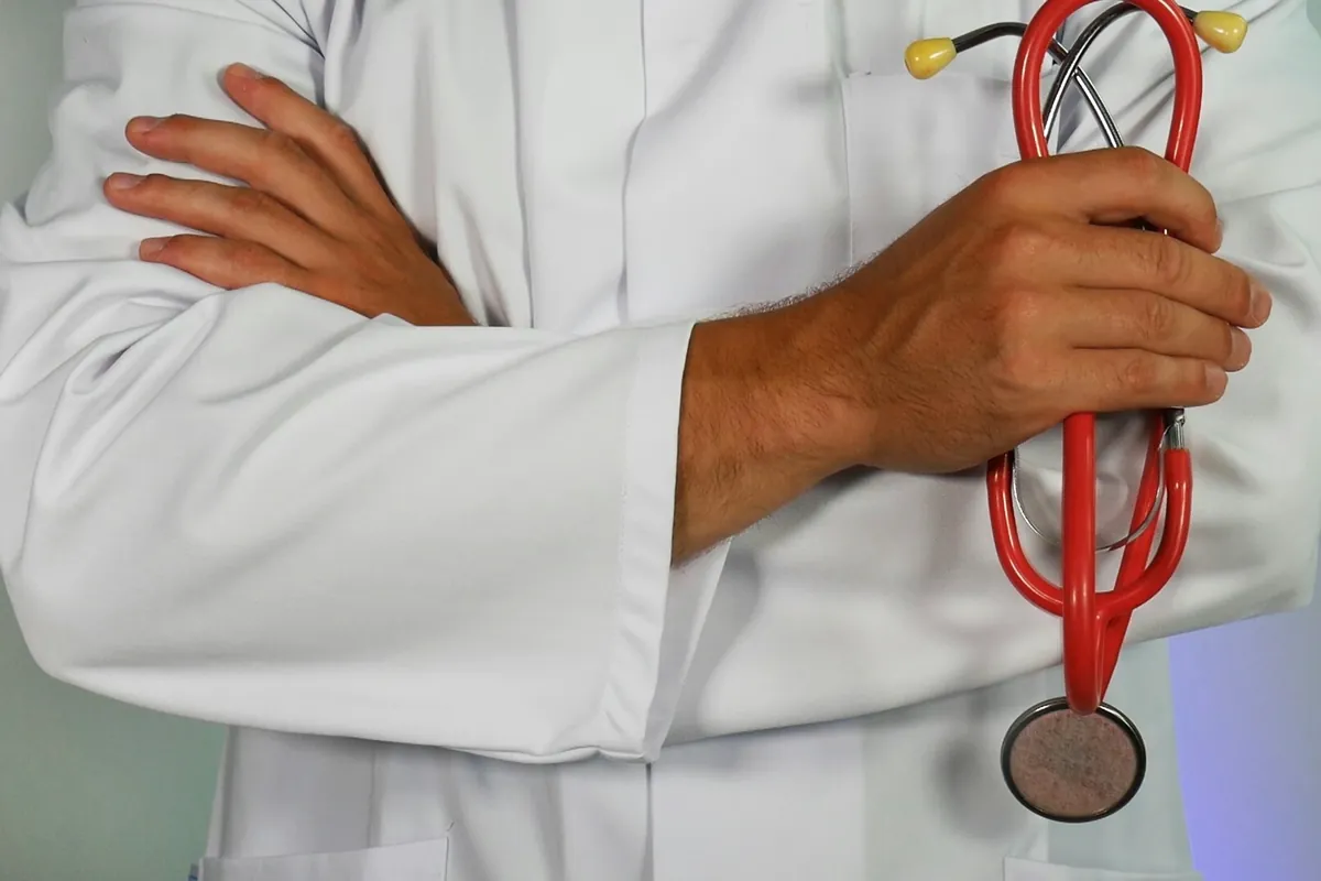 Medic urolog cu stetoscop, în halat alb