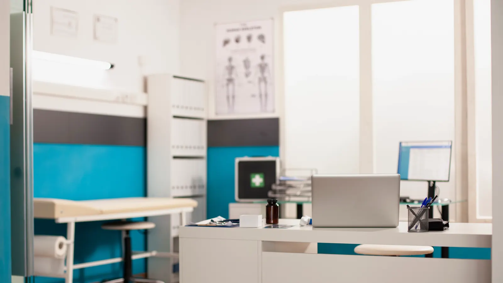 Cabinet medical modern, pregătit pentru consultație
