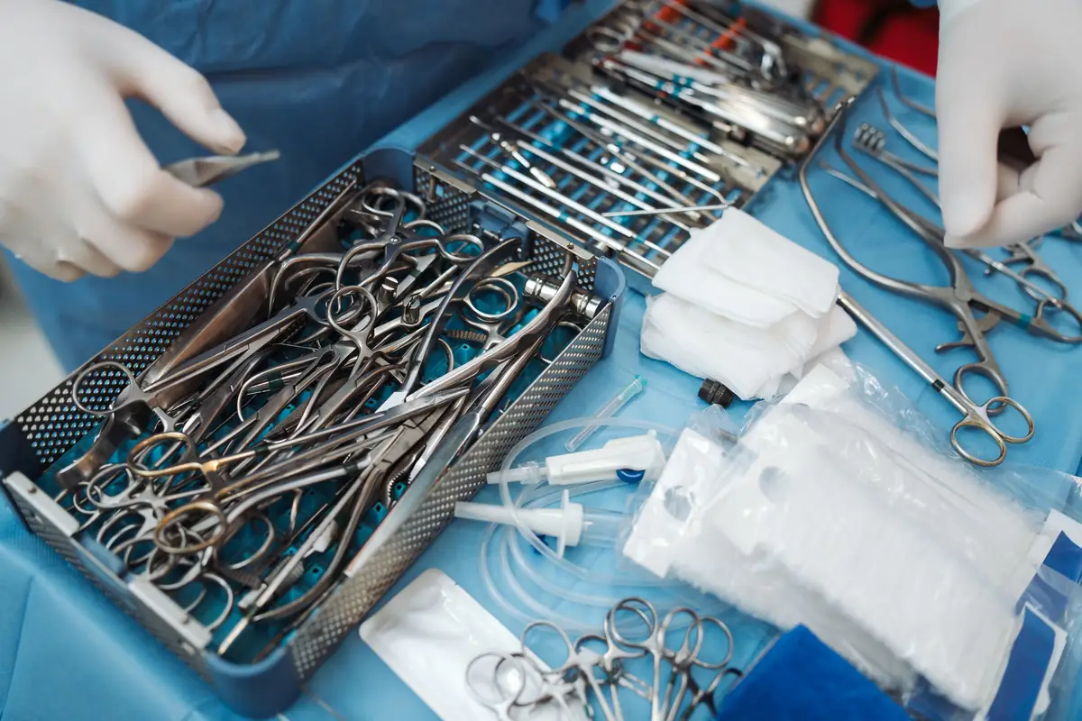 Instrumentar chirurgical steril, pregătit pentru intervenție